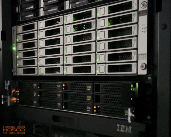 Servidores e sistemas de armazenamento em um rack no data center da Hosco